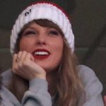 Taylor Swift Bakes Cinnamon Rolls for Boyfriend Travis Kelce and Teammates Before Game